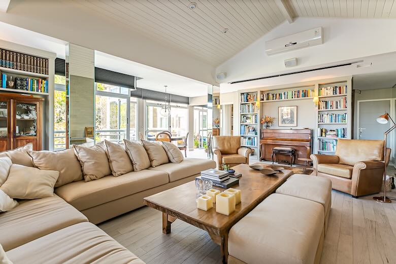 Cobertura Impecável com Vista Maravilhosa em Condomínio à Beira da Lagoa da Conceição.